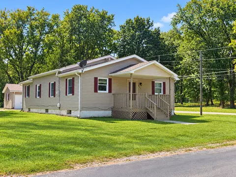 901 E Olive St, Duquoin, IL 62823