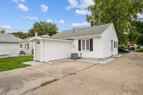 Exterior - 416 4th St E, Milan, IL 61264 photo 3 of 4