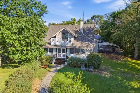 635 21st St, Bettendorf, IA 52722