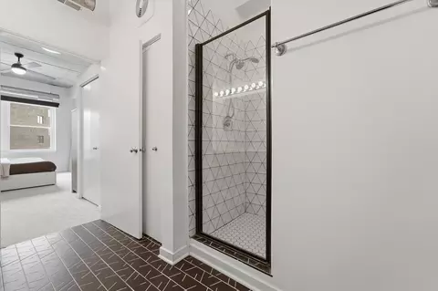 Bath - 3260 N Clark St #304, Chicago, IL 60657 photo 3 of 5