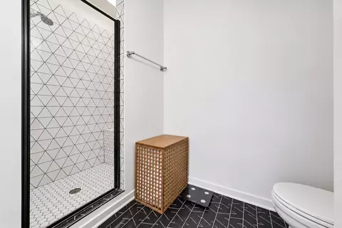 Bath - 3260 N Clark St #304, Chicago, IL 60657 photo 2 of 5