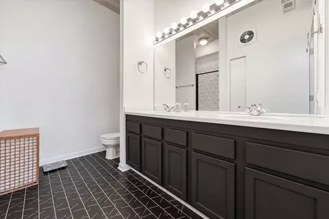 Bath - 3260 N Clark St #304, Chicago, IL 60657 photo 1 of 5