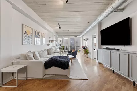 Living - 3260 N Clark St #304, Chicago, IL 60657 photo 1 of 2