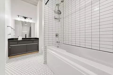 Bath - 3260 N Clark St #304, Chicago, IL 60657 photo 4 of 5