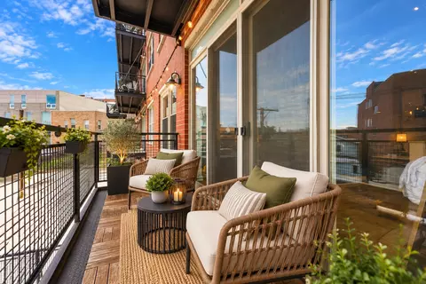 Exterior - 3260 N Clark St #304, Chicago, IL 60657 photo 3 of 3