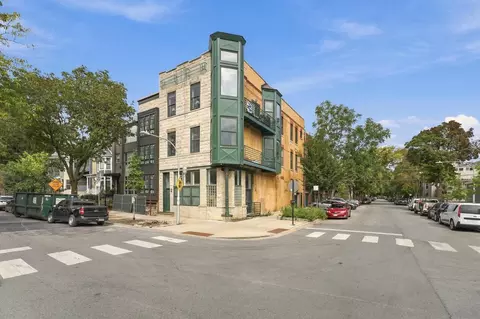 1500 W School St #2, Chicago, IL 60657