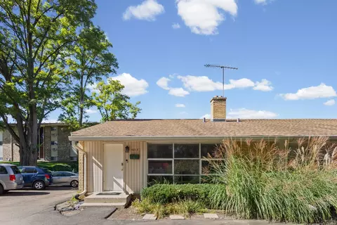 924 N Milwaukee Ave #F, Libertyville, IL 60048