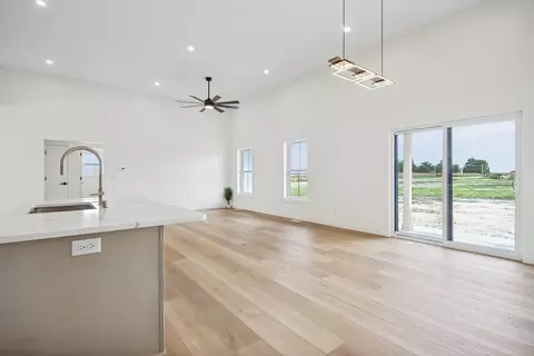 Living - 120 Lea Ln, Forsyth, IL 62535 photo 3 of 4