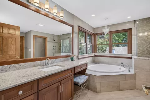 Bath - 450 Ford Ln, Bartlett, IL 60103 photo 1 of 4