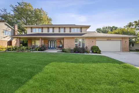 6645 Sheffield Ln, Willowbrook, IL 60527