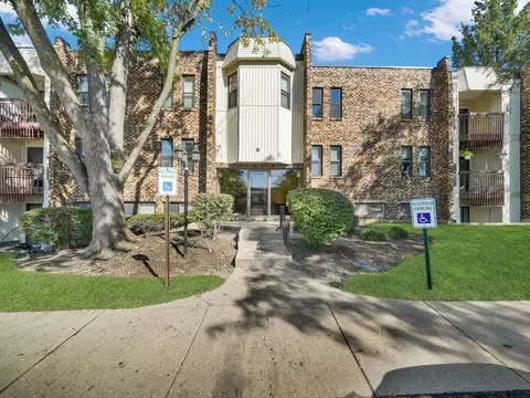 2212 Country Club Dr #22C, Woodridge, IL 60517