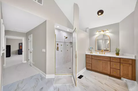 Bath - 4020 White Eagle Dr, Naperville, IL 60564 photo 2 of 11