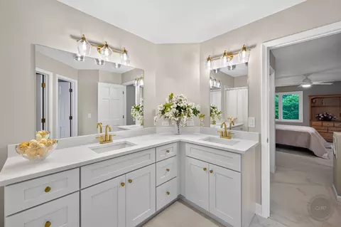 Bath - 4020 White Eagle Dr, Naperville, IL 60564 photo 8 of 11