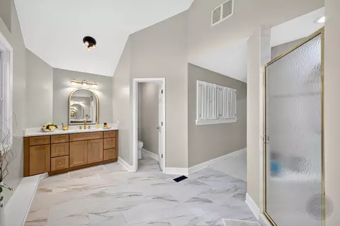 Bath - 4020 White Eagle Dr, Naperville, IL 60564 photo 4 of 11