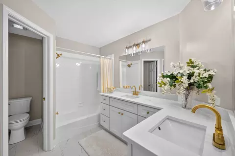 Bath - 4020 White Eagle Dr, Naperville, IL 60564 photo 9 of 11