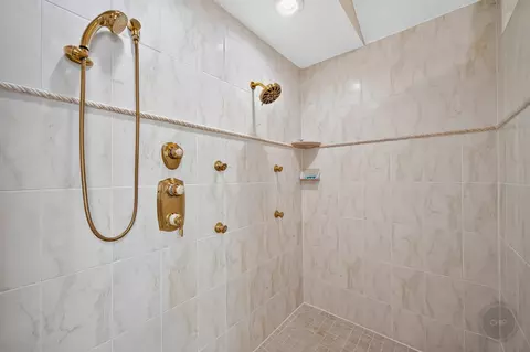 Bath - 4020 White Eagle Dr, Naperville, IL 60564 photo 3 of 11