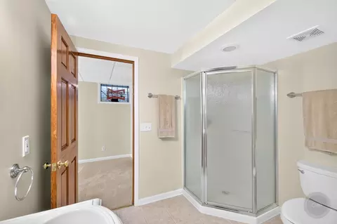 Bath - 4020 White Eagle Dr, Naperville, IL 60564 photo 10 of 11