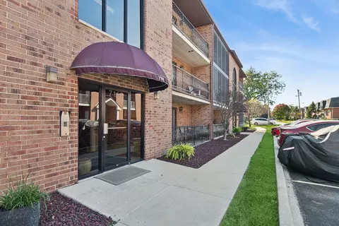 7114 W 108th St #301, Worth, IL 60482