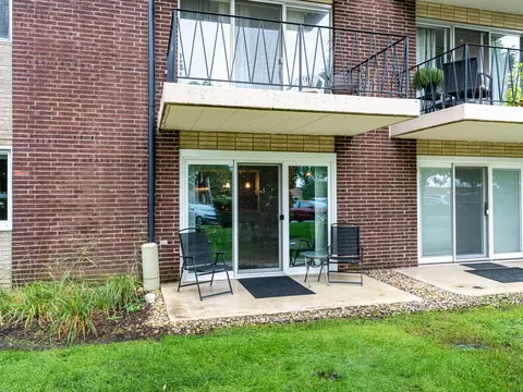 5300 Walnut Ave #17A, Downers Grove, IL 60515