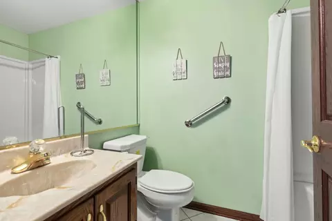 Bath - 10 S Hampton Ct, Crete, IL 60417 photo 1 of 4
