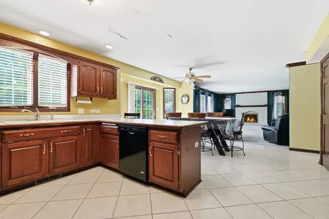 Kitchen - 10 S Hampton Ct, Crete, IL 60417 photo 3 of 4
