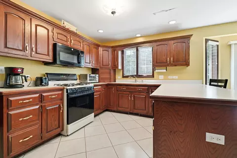 Kitchen - 10 S Hampton Ct, Crete, IL 60417 photo 2 of 4