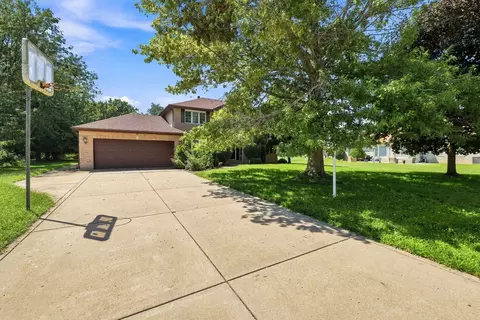 Exterior - 10 S Hampton Ct, Crete, IL 60417 photo 2 of 5