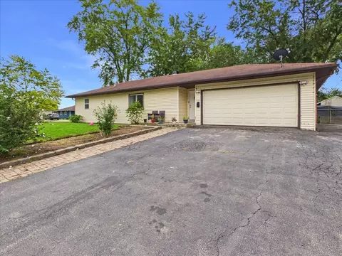 121 Fairway Rd, Carpentersville, IL 60110