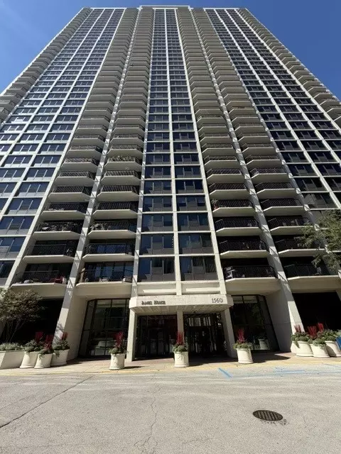 1560 N Sandburg Ter #2808J, Chicago, IL 60614