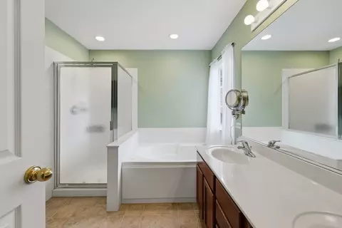 Bath - 1905 Maureen Dr, Hoffman Estates, IL 60192 photo 2 of 3