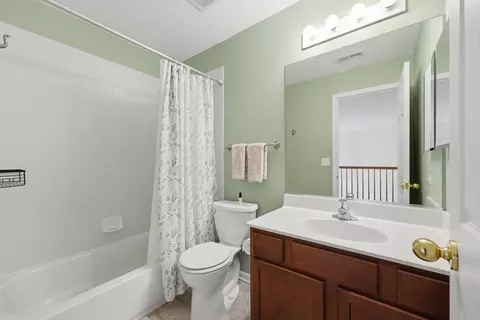 Bath - 1905 Maureen Dr, Hoffman Estates, IL 60192 photo 3 of 3