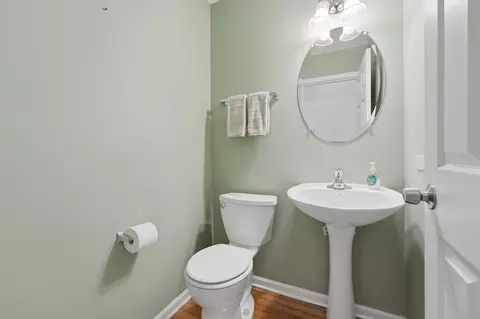 Bath - 1905 Maureen Dr, Hoffman Estates, IL 60192 photo 1 of 3