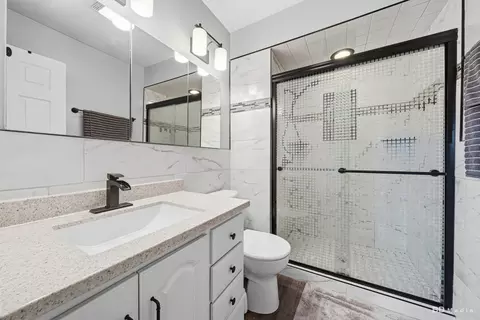 Bath - 15619 Lorel Ave, Oak Forest, IL 60452 photo 2 of 3