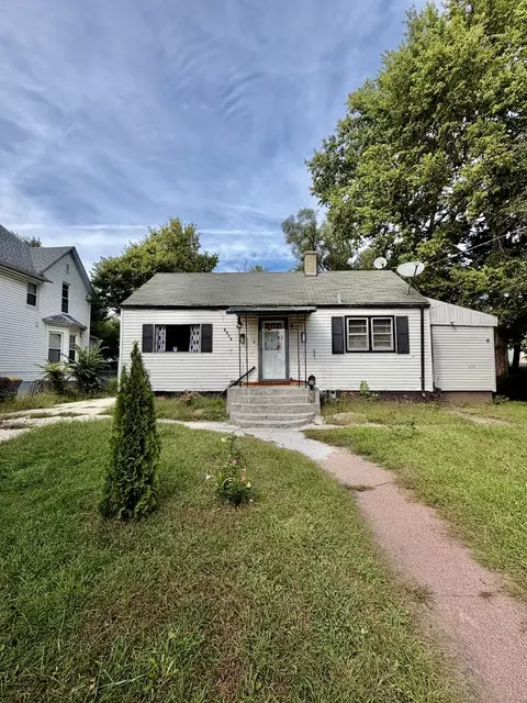 2015 Chestnut St, Rockford, IL 61102