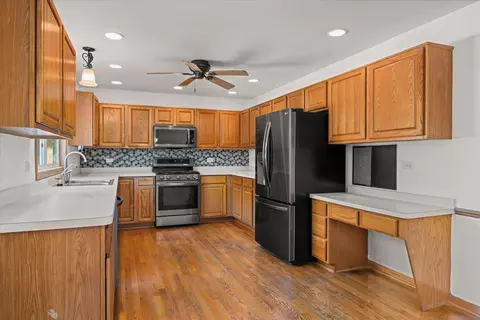 Kitchen - 1807 Larkspur Dr, Plainfield, IL 60586 photo 2 of 3