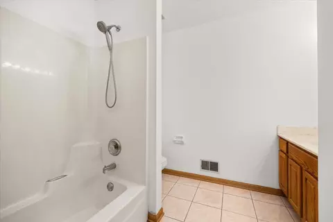 Bath - 1807 Larkspur Dr, Plainfield, IL 60586 photo 2 of 3