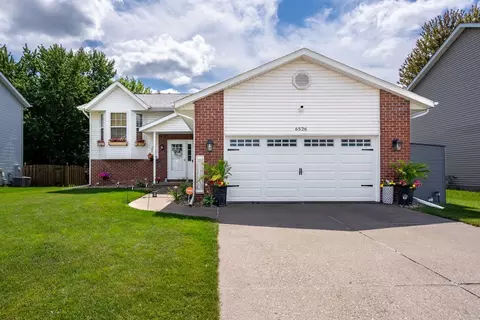 6526 Silvercreek Dr, Davenport, IA 52806