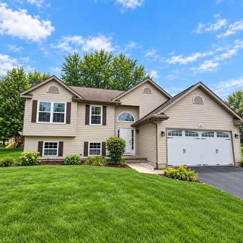 16 King Henry Rd, Poplar Grove, IL 61065