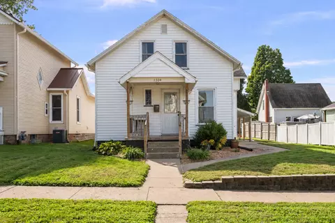 1304 Smalley St, Muscatine, IA 52761