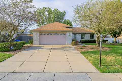 7502 W Lakeside Dr, Frankfort, IL 60423