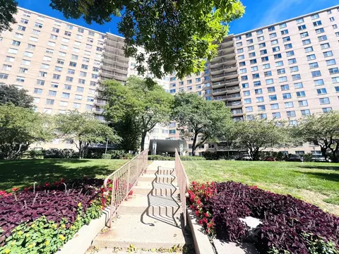 7033 N Kedzie Ave #710, Chicago, IL 60645