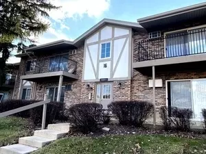 16 W525 Lake Dr #104, Willowbrook, IL 60527