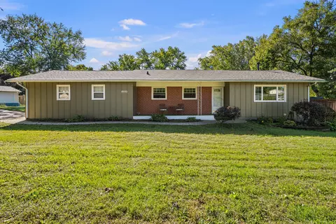 1223 Hillside Dr, Bettendorf, IA 52722