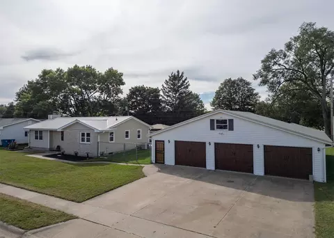 1309 Hiawatha Ln, Camanche, IA 52730