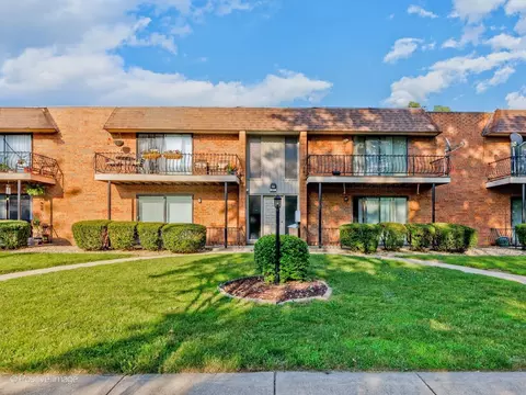 627 N Carroll Pkwy #105, Glenwood, IL 60425