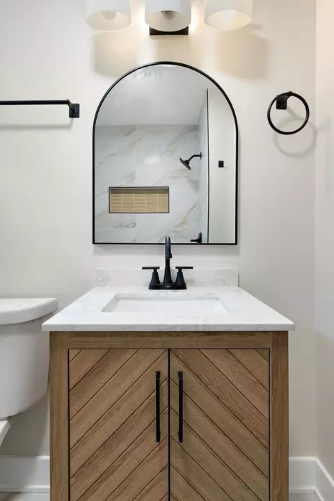 Bath - 9625 S Lowe Ave, Chicago, IL 60628 photo 1 of 2