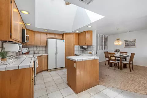 Kitchen - 12450 Algonquin Rd, Apple Valley, CA 92308 photo 2 of 5