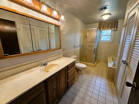 Bath - 3 Linnview Dr, Mount Vernon, IL 62864 photo 2 of 3