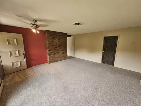 Living - 3 Linnview Dr, Mount Vernon, IL 62864 photo 2 of 5