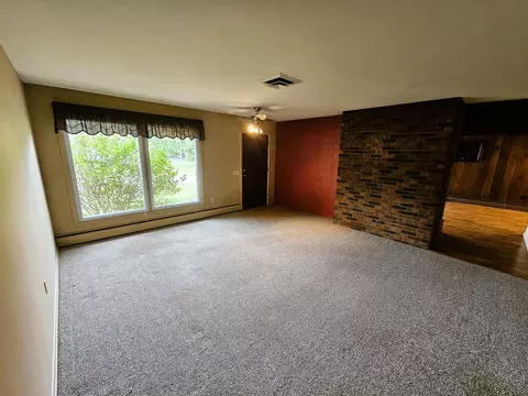 Living - 3 Linnview Dr, Mount Vernon, IL 62864 photo 1 of 5